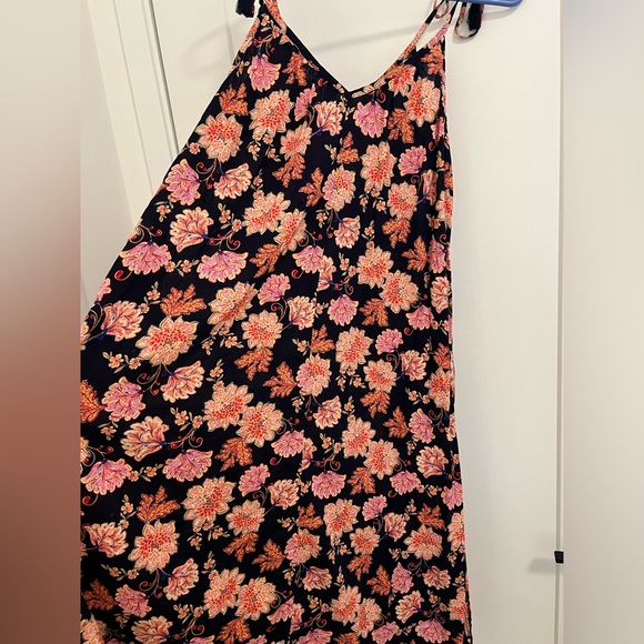 Old Navy Floral Maxi Dress - Picture 6 of 6